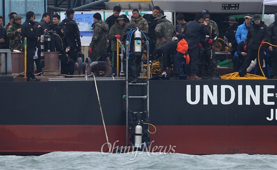 세월호 여객선 침몰 사고 14일째인 29일 오후 전남 진도군 관매도 인근 사고 해역에서 시신을 추가 발견한 잠수사들이 바지선 언딘 리베로호로 복귀하고 있다.