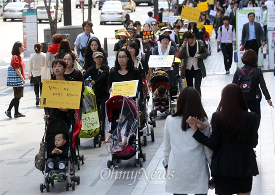 '마담방배' 육아 커뮤니티 회원들과 아이를 키우는 엄마들이 지난 4월 30일 오후 서울 서초구 강남역에서 세월호 침몰사고 희생자들의 애도와 실종자들의 무사귀환을 염원하며 행진을 벌이고 있다.