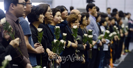 지남 4월 30일 오전 안산시 화랑유원지에 마련된 '세월호 사고 희생자 정부 합동분향소'를 찾은 시민들이 조문하고 있다.