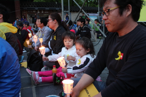 ？？이날 촛불에는 아이들을 동반한 가족 참가자들도 눈에 많이 띄었다.