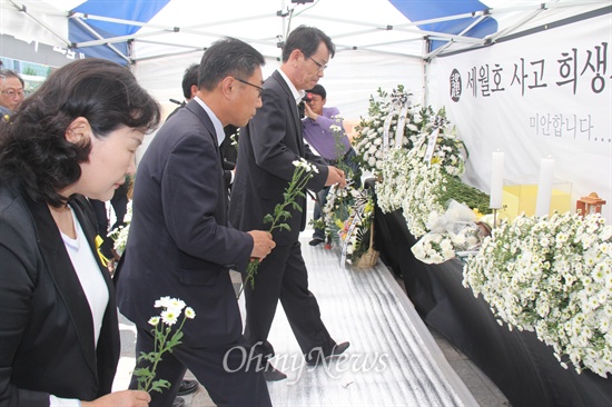  지방선거에 나서는 통합진보당 강병기 경남지사 후보와 석영철 경남도의원, 황경순 경남도의원 비례대표 후보 등이 1일 오후 창원 정우상가 앞에서 "세월호 희생자들의 명복을 빈다"며 기자회견을 연 뒤 시민분향소에 조문하고 있다.