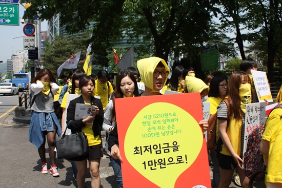 최저임금을 1만원으로. 행진중인 알바데이 참가자 