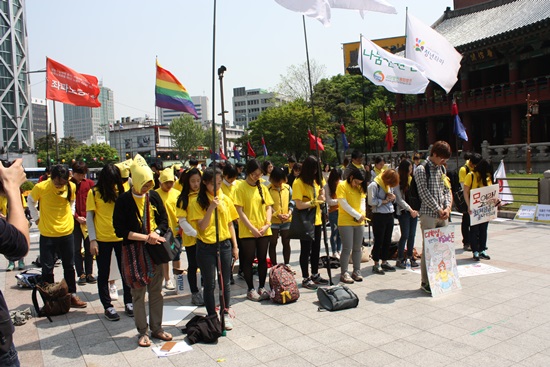 세월호 참사 희생자들을 위해 묵념하는 알바데이 참석자들