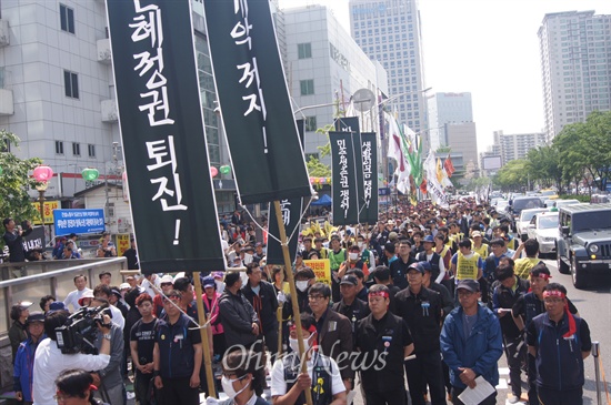 대구시 중구 반월당에서 1일 오후 열린 124주년 세계노동절 대구결의대회에서 ㅏㄴ장을 앞세운 깃발이 입장하고 있다.