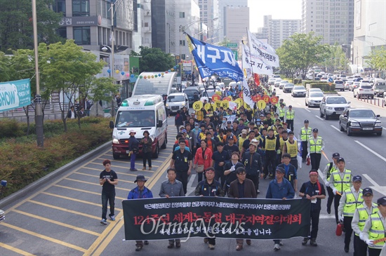 민주노총 대구본부는 1일 오후 대구시 중구 반월당네거리에서 제124주년 세게노동절 기념대회를 갖고 행진을 했다. 