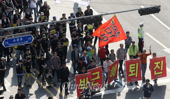 제124주년 세계노동절인 1일 오후 서울 중구 한국은행 앞 거리에서 노동절대회에 참석한 학생과 노동자들이 세월호 침몰사고 희생자들의 애도와 실종자들의 무사귀환을 염원하며 행진을 벌이고 있다. 