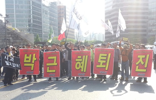 5월 1일, 서울역 광장에서 열린 2014 세계노동절대회 후 참가자들이 세월호 참사 희생자들에게 분향을 하기 위해 서울광장으로 행진하고 있다.