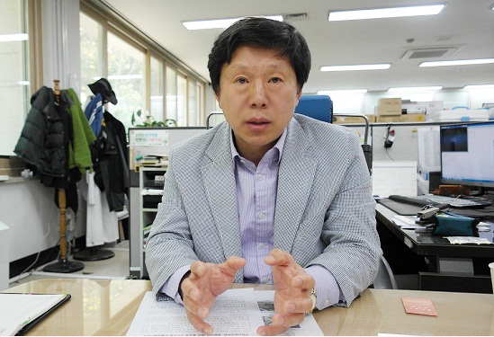 윤호중 박사가 1993년 동해안을 공습했던 지진해일에 대해 설명 중이다. 