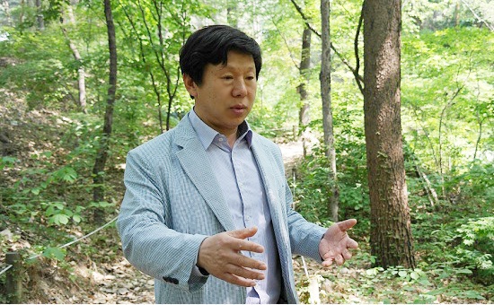 지난 30년간 410㏊에 달하는 해안방재림이 줄어든 이유에 대해 설명하고 있는 윤호중 박사.  