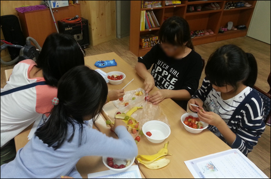 성북구가 최근 저소득층 어린이들의 건강한 먹을거리 환경을 구축하기 위해 과일 제공과 영양교육을 병행하는 '건강과일 바구니 프로그램을 운영한다고 밝혔다

