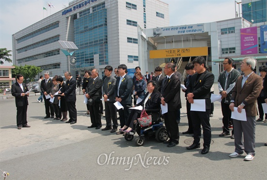 대전 시민들이 '세월호 희생자 대전추모위원회'를 구성하고 대전역 서광장에 시민분향소를 마련, 시민들과 함게 추모에 나섰다.