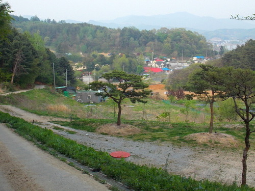 진둥산 인근에 있는 얕은 고개. 이 구간은 동네 마을길을 통과한다. 