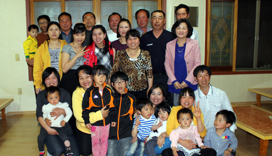 지난달 24일 매달 모이는 다문화가정 자조모임이 충남 태안군 이원면 소재의 한 식당에서 열렸다. 생김새와 언어가 달라도 이들은 오늘 가족이라는 이름으로 함께 사진을 찍었다.