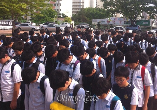 2일 오후 많은 학생들이 단체로 사천시 삼천포공설운동장 입구에 있는 '세월호 희생자 추모 시민분향소'를 찾아와 조문했다.