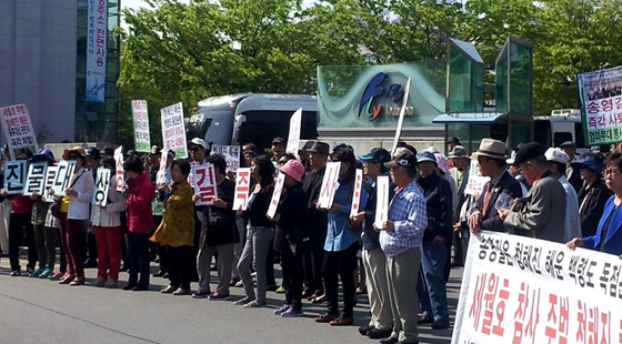 대부분이 60대 이상 할아버지들로 구성된 이들은 한 시간 가량 집회를 하고 서울서 대절한 버스를 타고 올라갔다.