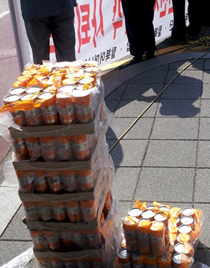 이들 단체들은 서울에서 버스 4대를 대절해 내려왔으며, 음료수와 각종 음향 장비, 대형 피켓 등도 준비하는 등 조직적 모습을 보여 배후에 관심이 모아진다