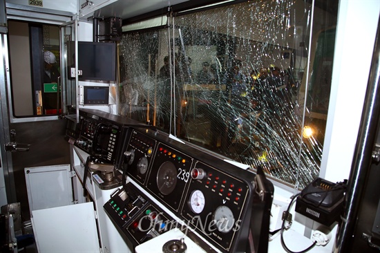 열차끼리 충돌하면서 기관실 유리창이 부서져 있다.