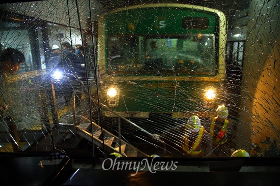지난 5월 2일 오후 서울 지하철 2호선 상왕십리역에서 잠실방향으로 향하던 열차가 멈춰있던 열차를 들이받는 사고가 발생했다. 열차끼리 충돌하면서 기관실 유리창이 부서져 있다.