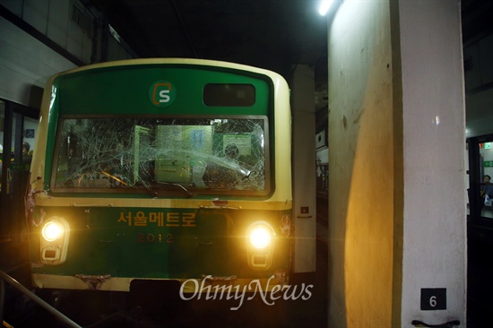 지난해 5월 2일 오후 서울 지하철 2호선 상왕십리역에서 잠실방향으로 향하던 열차가 멈춰있던 열차를 들이받는 사고가 발생했다. 열차끼리 충돌하면서 기관실 유리창이 부서져 있다.