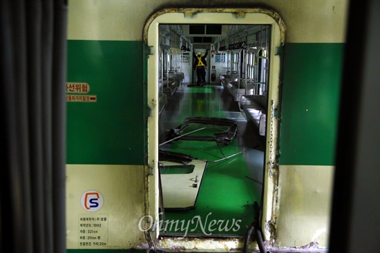 2일 오후 서울 지하철 2호선 상왕십리역에서 잠실방향으로 향하던 열차가 멈춰있던 열차를 들이받는 사고가 발생했다. 충격으로 인해 객차 연결부위가 파손된 가운데 불꺼진 객차에서 점검작업이 이뤄지고 있다.