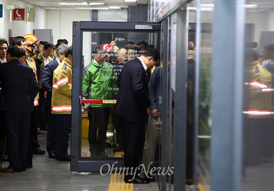 2일 오후 서울 지하철 2호선 상왕십리역에서 잠실방향으로 향하던 열차가 멈춰있던 열차를 들이받는 사고가 발생했다. 박원순 서울시장이 사고 현장을 둘러보고 있다.