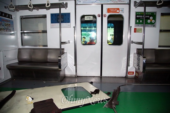 2014년 5월 2일 오후 서울 지하철 2호선 상왕십리역에서 잠실방향으로 향하던 열차가 멈춰있던 열차를 들이받는 사고가 발생했다. 충격으로 인해 객차 연결부위가 파손된 가운데 출입문이 뜯겨져 바닥에 놓여 있다.
