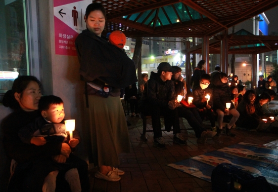  동네 촛불문화제에는 아기와 엄마, 가족 등이 함께 참가했다.