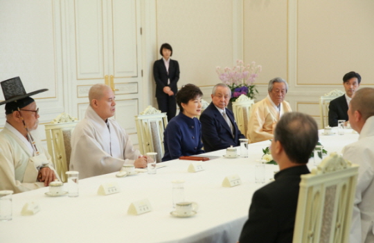지난 5월 2일 청와대에서는 종교지도자와 박근혜 대통령의 만남이 있었다. 