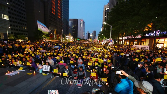  3일 오후 서울 청계천광장에서 세월호 침몰사고 희생자 추모와 실종자 무사귀환을 위한 국민촛불 집회가 열리고 있다.