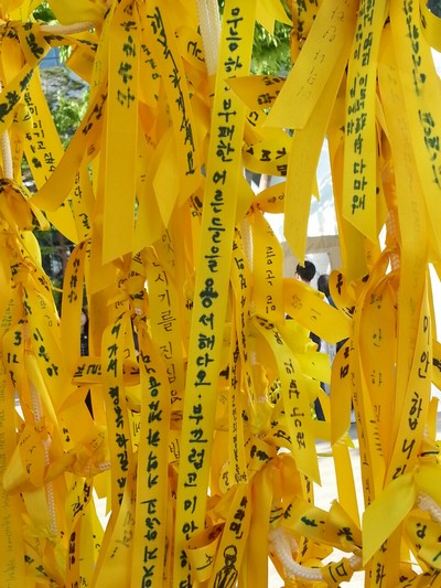 서울시청 앞 합동분향소의 희생자들을 추모하는 리본. 

