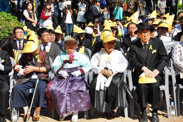 평화의 소녀상 제막식에 참석한 종군위안부 할머니들과 고은 시인