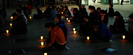 촛불기원제에 참석한 사람들의 모습