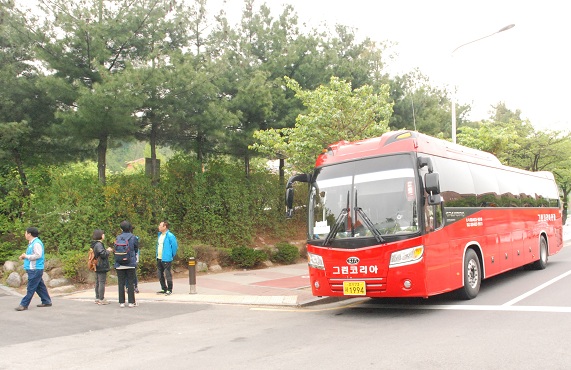  올림픽기념관 앞 ‘안산↔진도 셔틀버스 승·하차장’을 알리는 펼침막이 있다. 진도로 떠나는 엄마들이 버스에 올라타기 전 이야기를 나누고 있다. 