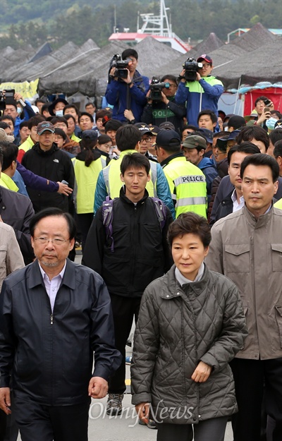 세월호 침몰사고 발생 19일째인 4일 오후 전남 진도군 팽목항을 방문한 박근혜 대통령이 실종자 가족들과 면담한 뒤 가족대책본부 천막을 나서고 있다. 왼쪽은 이주영 해양수산부 장관.