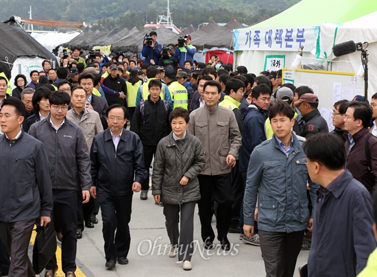 박근혜 대통령이 지난 5월 4일 오후 전남 진도군 팽목항을 방문해 세월호 침몰사고 실종자 가족들과 면담한 뒤 가족대책본부 천막을 나서고 있다. 왼쪽은 이주영 해양수산부 장관.