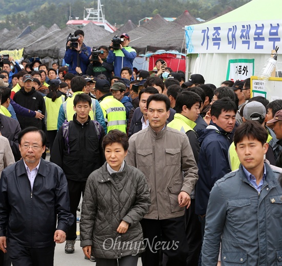 박근혜 대통령이 4일 오후 전남 진도군 팽목항을 방문해 세월호 침몰사고 실종자 가족들과 면담한 뒤 가족대책본부 천막을 나서고 있다. 왼쪽은 이주영 해양수산부 장관.