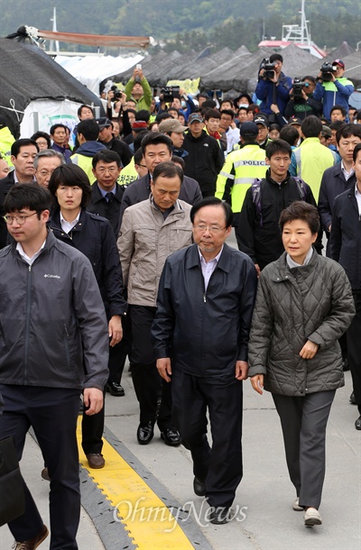 박근혜 대통령이 4일 오후 전남 진도군 팽목항을 방문해 세월호 침몰사고 실종자 가족들과 면담한 뒤 가족대책본부 천막을 나서고 있다. 왼쪽은 이주영 해양수산부 장관.