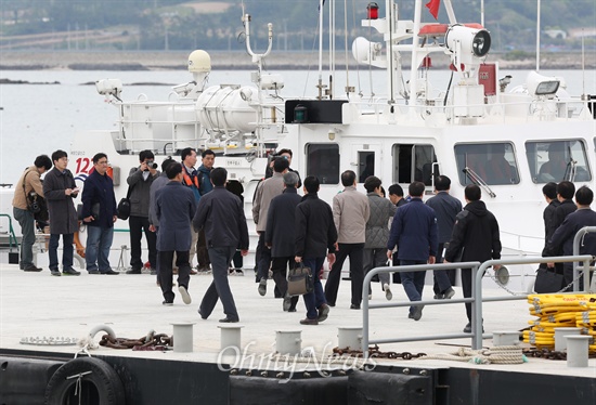 박근혜 대통령이 4일 오후 전남 진도군 팽목항을 방문해 세월호 침몰사고 실종자 가족들과 면담한 뒤 사고해역을 둘러보기 위해 해경 구조정에 승선하고 있다.