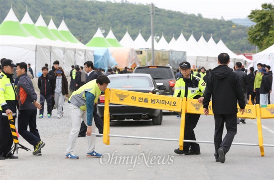 박근혜 대통령이 4일 오후 전남 진도군 팽목항을 방문해 세월호 침몰사고 실종자 가족들과 면담한 뒤 사고해역을 둘러보기 위해 차량을 타고 이동하자, 경찰이 일반인들의 접근을 막기 위해 폴리스라인을 치고 있다.