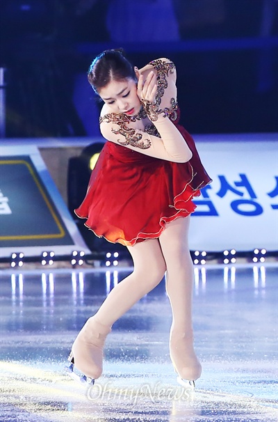 김연아가 4일 오후 서울 올림픽체조경기장에서 17년의 선수생활을 마감하는 은퇴 아이스쇼 올댓스케이트2014에서 공연을 펼치고 있다.