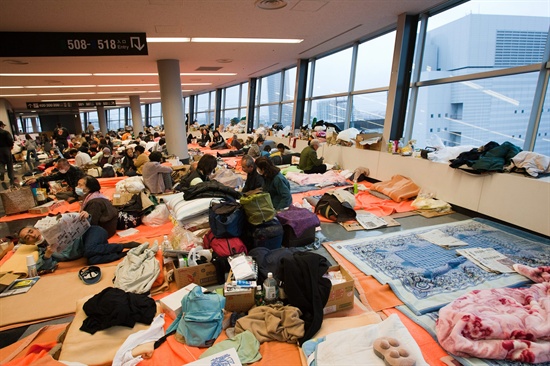 지난 2011년 3월 21일 후쿠시마에서 발생한 대지진으로 발생한 이재민들이 수용된 사이타마 체육관의 임시 수용소 모습.