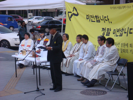 추모 참회시 낭송 '정의평화민주 가톨릭행동'이 주최하는 두 번째 '세월호 참사 희생자들과 모든 이웃들을 위한 추모 참회미사'가 5월 5일 저녁 대한문 앞 광장에서 봉헌되었다. 나는 영성체 후에 '추모 참회시'를 낭송했다. 