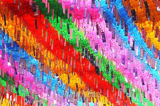 6일 오전 서울 종로구 조계사에서 열린 불기 2558년 부처님오신날을 맞아 각 색의 연등이 걸려 있다.