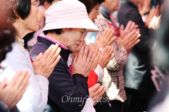 6일 오전 서울 종로구 조계사에서 열린 불기 2558년 봉축 법요식에 참석한 한 신도가 세월호 침몰사고 희생자들을 위한 기도를 하고 있다.