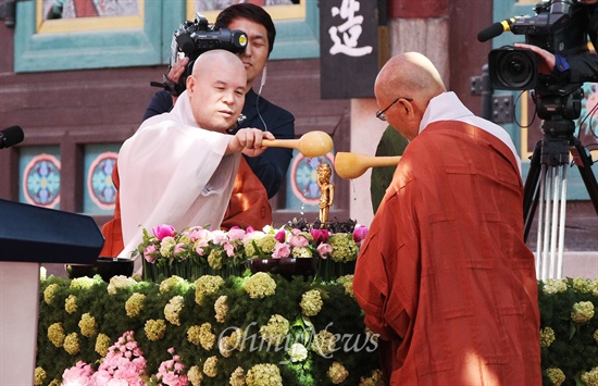 6일 오전 서울 종로구 조계사에서 불기 2558년 봉축 법요식이 열리고 있다.