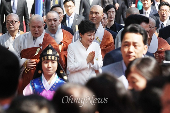 박근혜 대통령이 6일 오전 서울 종로구 조계사에서 열린 불기 2558년 봉축 법요식에 참석하기 위해 들어서며 합장을 하고 있다.