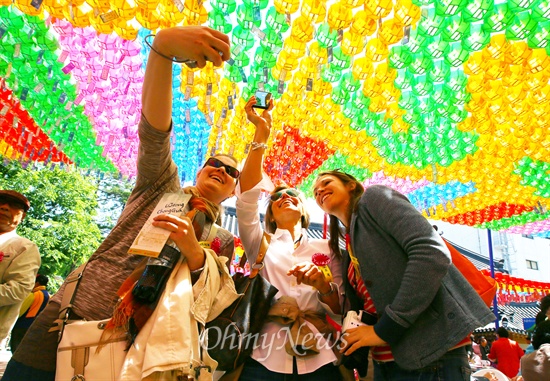 6일 오전 서울 종로구 조계사에서열린 불기 2558년 봉축 법요식이 끝난 뒤 외국인 관광객들이 연등 아래에서 사진을 찍고 있다.