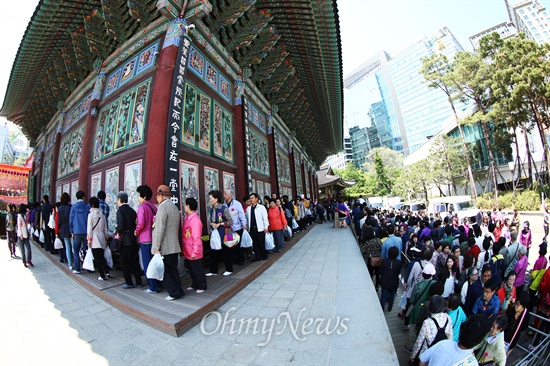 6일 오전 서울 종로구 조계사에서 열린 불기 2558년 봉축 법요식에 참석한 신도들이 대웅전에 들어가기 위해 길게 줄을 서 있다. 