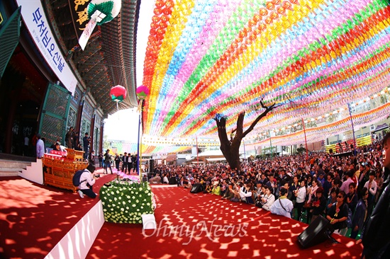 6일 오전 서울 종로구 조계사에서 열린 불기 2558년 봉축 법요식이 끝난 뒤에도 신도들이 인산인해를 이루고 있다.