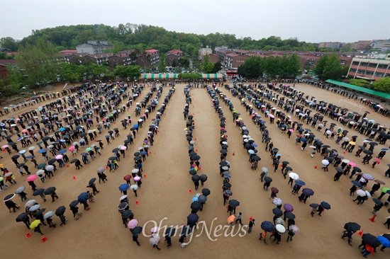  오후 들어 조문객들이 늘어나면서 대기줄도 겹겹이 늘어나고 있다.